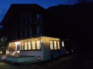 A building with multiple windows and a sign that reads 'Castelour.' - Hotel-Restaurant-Linde (GUNDLISCHWAND)