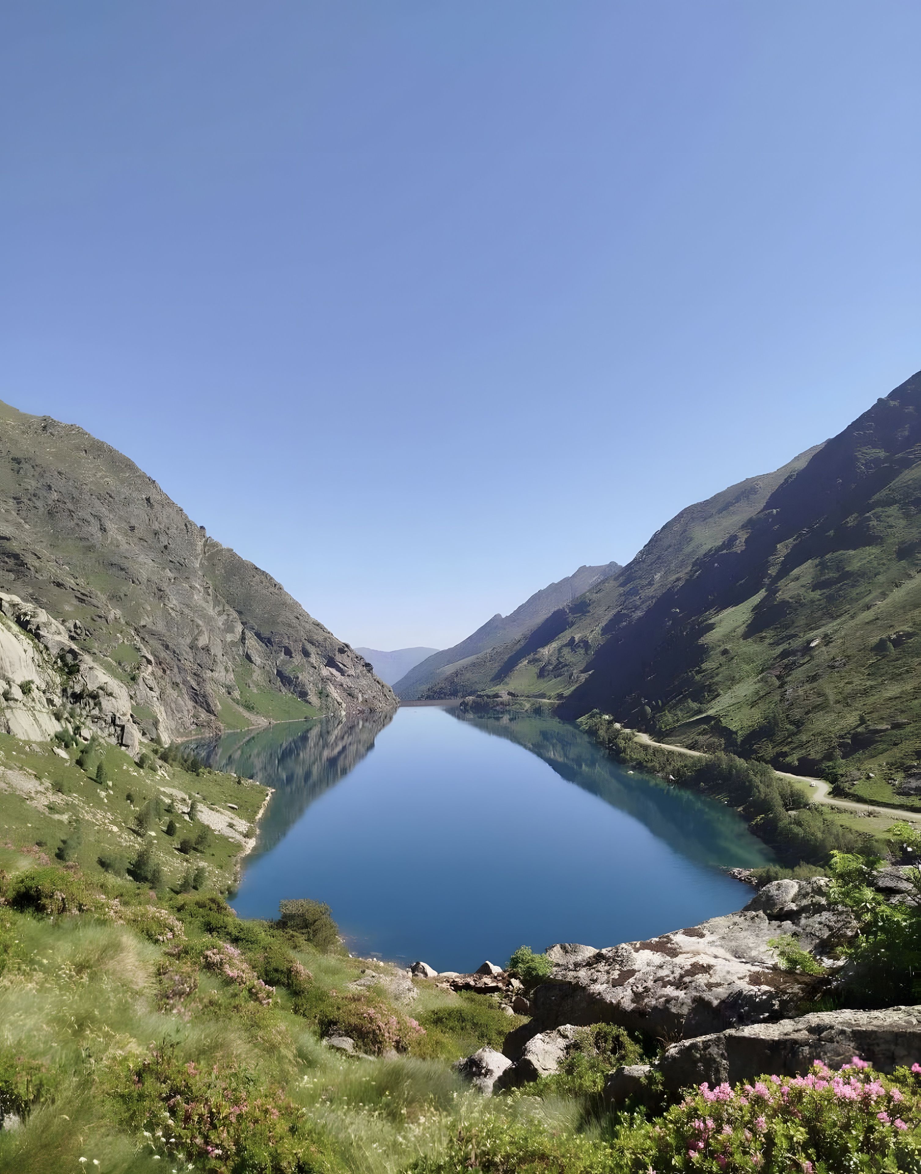 Um lago tranquilo rodeado por montanhas.