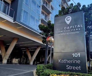 Entrada de hotel con un cartel que indica 'The Capital on the Park' y '101 Katherine Street'.