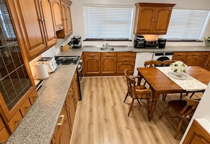 Private kitchen - New Apartment - Stay 14 - Parking - Transportlinks (Coventry)