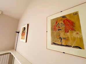 En hall med två inramade konstverk på väggen.