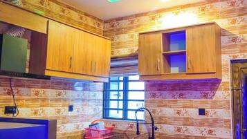 Una cocina con armarios de madera, una ventana y un lavamanos.