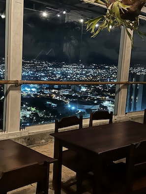 Outdoor dining - Luxury City View apartment (sabana)
