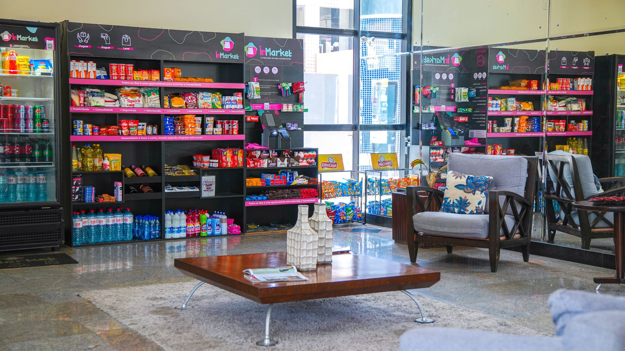 Una tienda comercial amplia con pasillos espaciosos y una gran variedad de productos en estanterías.