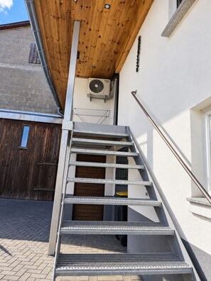 Una escalera de metal que conduce a un techo de madera.
