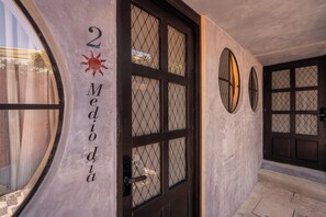 Un pasillo con una puerta etiquetada '2 Medo da' y un símbolo de sol.