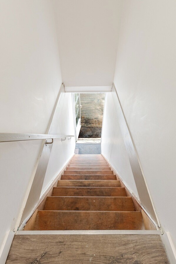 Eine Treppe mit Holzstufen, die zu einem Außenbereich führt.
