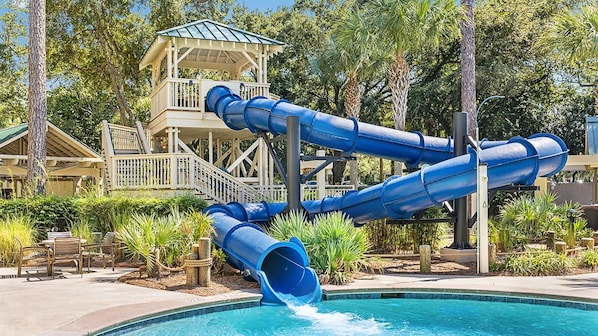 Un parque acuático con varias toboganes y una piscina.