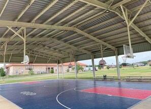 Sports court - 4 Bedroom near I-35 (Laredo)
