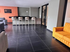 En modern inredning med en bardisk, sittplatser och en soffa.