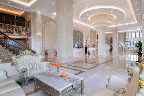 A spacious lobby with a grand staircase, ornate furniture, and a chandelier. - Vienna Hotel GZ Baiyun Airport North (guangzhou)