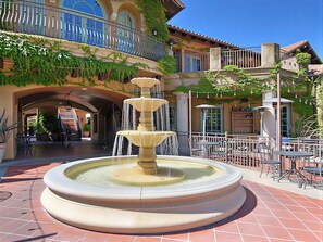 Courtyard Fountain - One King Bedded Suite (Pet Friendly) w/ Balcony & Heated Pool | Hotel Los Gatos (Los Gatos)