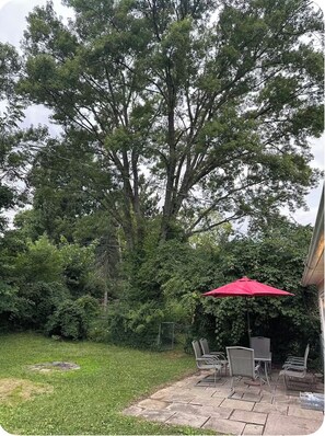 A patio area with outdoor furniture and a large tree. - 3 bedroom I.U. Museum Gallery/Cascade's Golf course 12th
Hole Golf Club! (Bloomington)