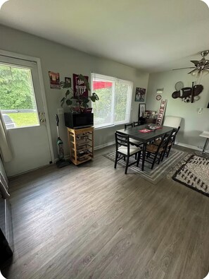Dining - 3 bedroom I.U. Museum Gallery/Cascade's Golf course 12th
Hole Golf Club! (Bloomington)