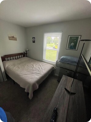 Room - 3 bedroom I.U. Museum Gallery/Cascade's Golf course 12th
Hole Golf Club! (Bloomington)