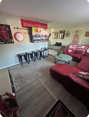 Living area - 3 bedroom I.U. Museum Gallery/Cascade's Golf course 12th
Hole Golf Club! (Bloomington)