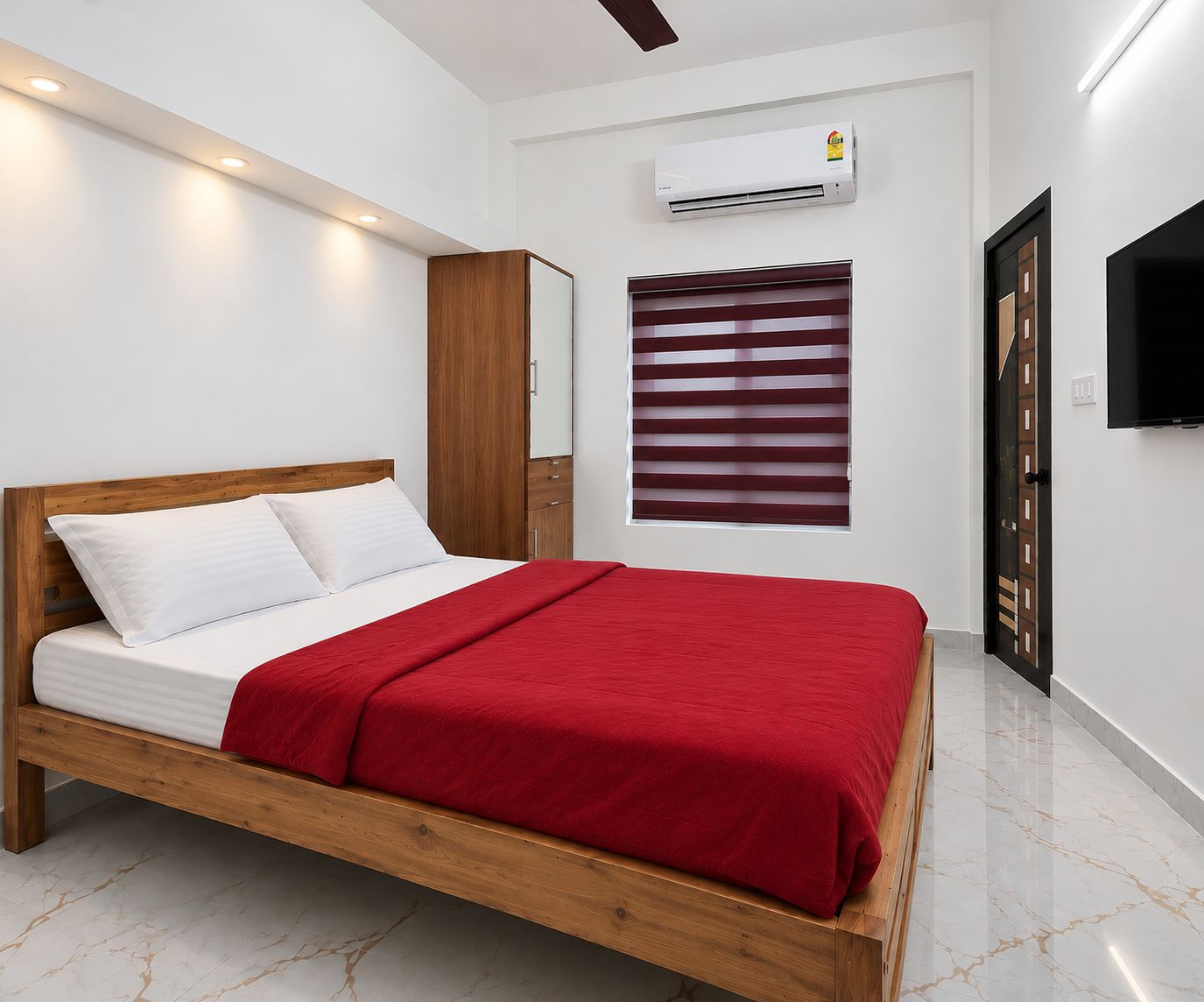 Une chambre avec un lit en bois, une literie blanche, une couverture rouge, une armoire, un climatiseur, une fenêtre avec des stores et un téléviseur fixé au mur.