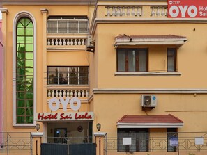 A hotel with a prominent sign reading 'OYO Hotel Sai Leela' and a balcony with white balustrades. - Hotel O Sai Leela (Puri)