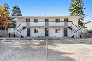 Exterior - Modern, newly renovated, near Boeing & PAE, Unit 4 (Everett)