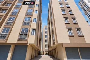 Un edificio de hotel de varios pisos con un letrero que indica que es un Hotel OYO.