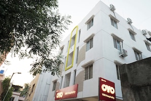 Um edifício com várias janelas e uma placa com a inscrição OYO VSN Hospitality.