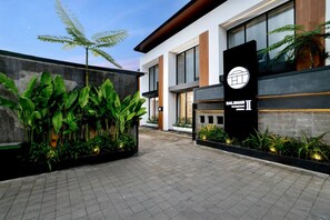En moderne bygning med et skilt, der står 'BALIDIAN RESORT'.