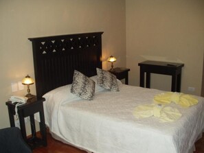A hotel room with a bed, two bedside tables, a lamp, and a telephone. - Hotel Brisolei (San Bernardo del Tuyú)