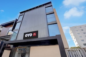 A modern building with a prominent 'OYO Hotel Akash Residency' sign. - Hotel O Aksh Residency (Ranchi)