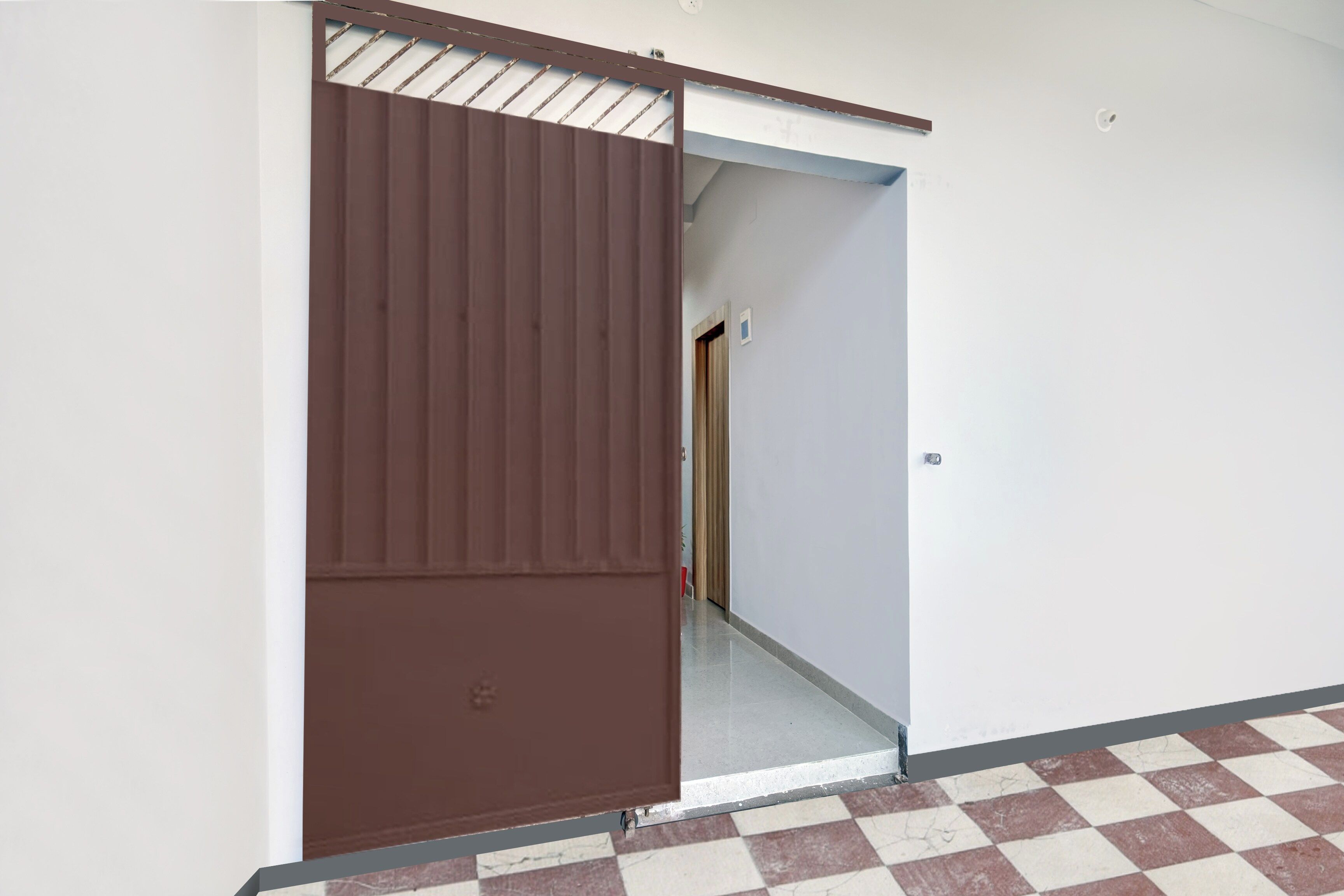 Una habitación con piso a cuadros, una puerta corredera y un pasillo visible.