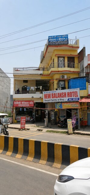 Edifici de diverses plantes amb un cartell prominent que indica 'New Balansh Hotel', un hotel.