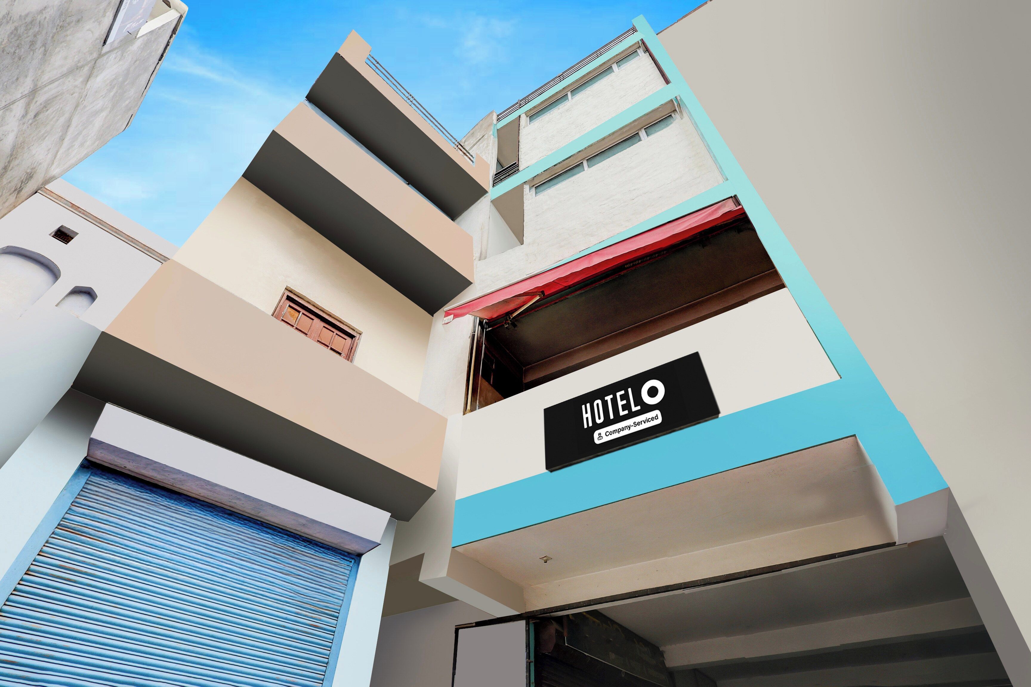 Un edificio de varios pisos con un letrero que indica que es un hotel.