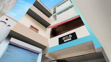 Un edificio de varios pisos con un letrero que indica que es un hotel.