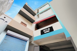 A multi-story building with a sign indicating it is a hotel. - Hotel O The Star Guest House (Rewari)