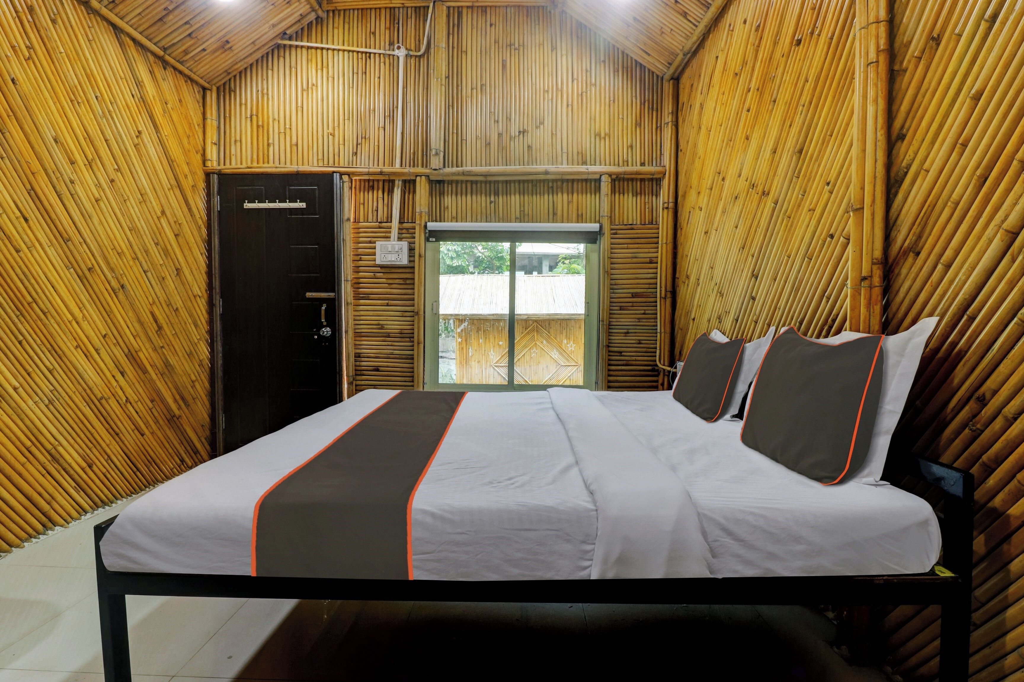 Quarto com cama, guarda-roupa e porta para o exterior.
