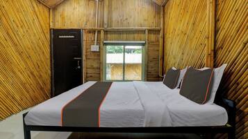 Quarto com cama, guarda-roupa e porta para o exterior.