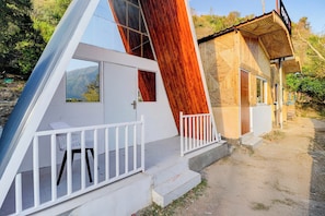 Um edifício moderno de dois andares, com fachada branca e grandes janelas.