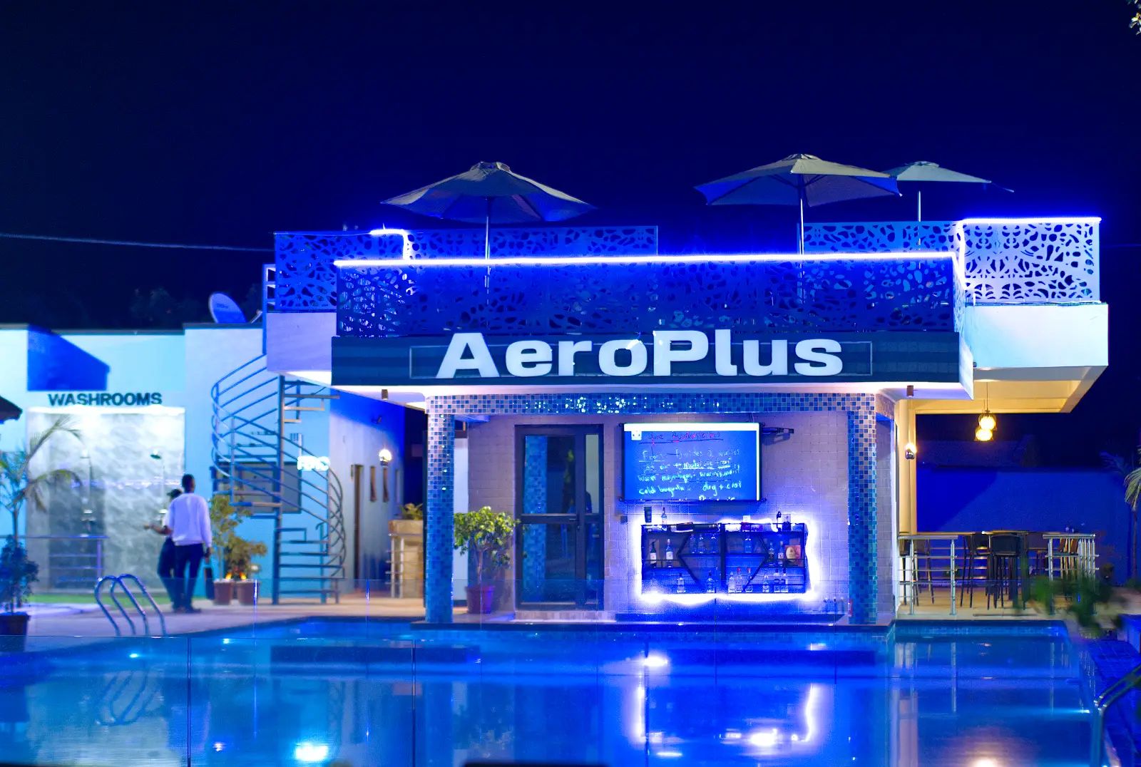 Un hôtel appelé AeroPlus, doté d’une piscine, d’un bar et d’une signalétique indiquant l’emplacement des toilettes.