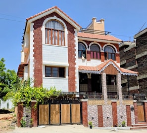 Edifici de dues plantes amb una finestra apuntada destacada a la planta baixa i un balcó amb teulada de rajola.