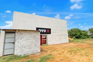 Um edifício com uma placa que diz 'OYO Roy Hotel'.