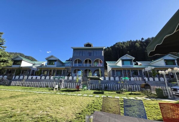 Outdoor dining - The Saz Valley Resort (Bhaderwah)