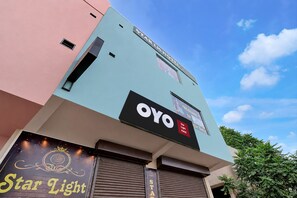 Un hotel anomenat 'Star Light Hotel' amb un cartell que indica la marca 'OYO'.