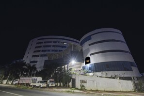 Un edificio moderno con fachada curva y un letrero que dice 'Townhouse Oak'.