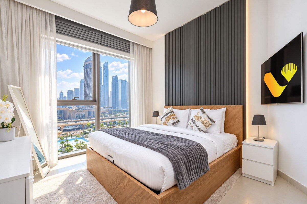 Een moderne slaapkamer met een groot bed, uitzicht over de stad en een minimalistische inrichting.