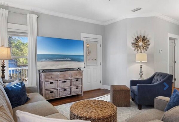 Living area - Charming Beachside Retreat with Pool Views in Gulf Shores (Gulf Shores)