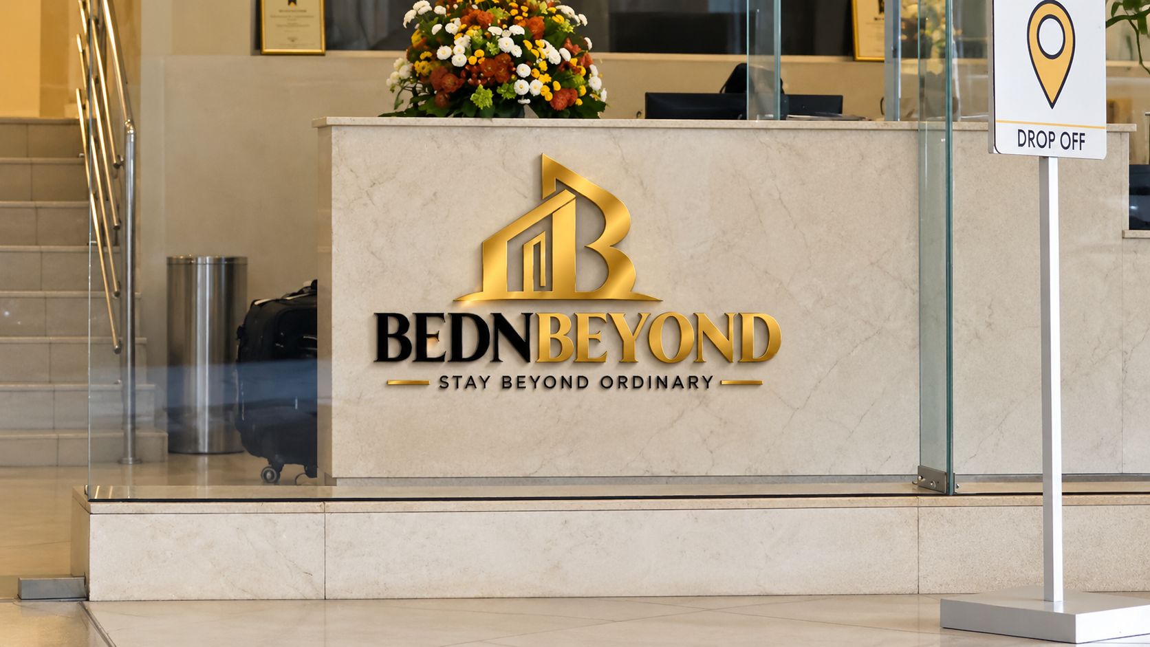Ein Empfangsschalter mit dem Logo von 'BEDNBEYOND Stay Beyond Ordinary' und einem 'DROP OFF'-Schild.
