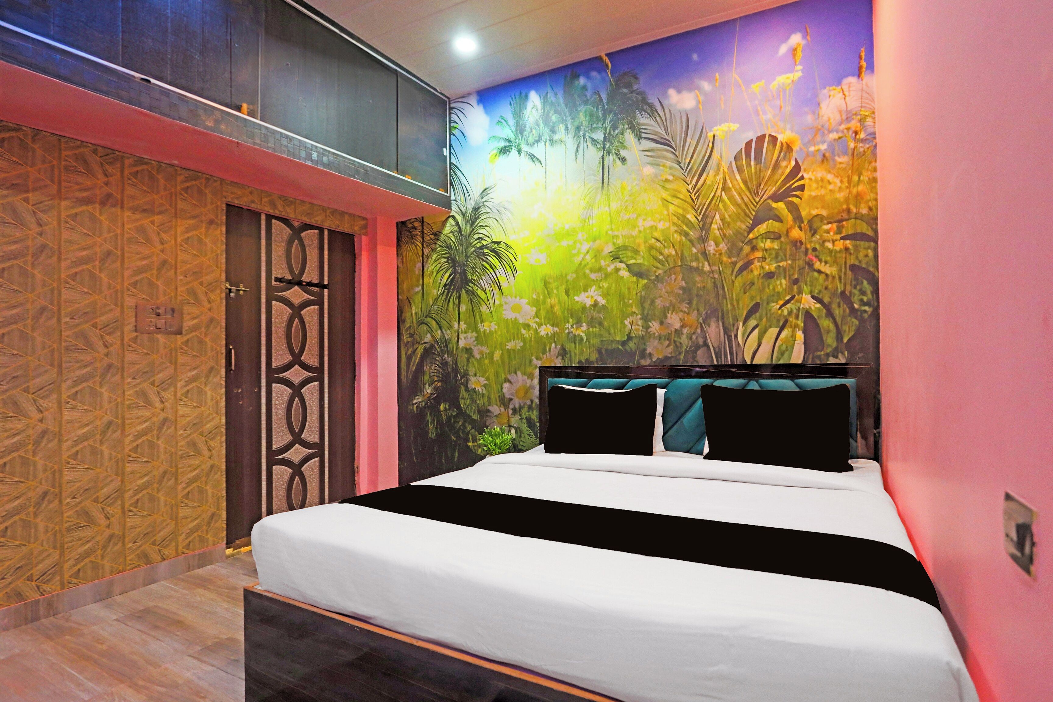 Un dormitorio con una cama, un mural y paredes con diseño.