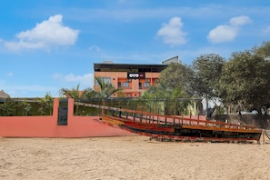 Un hotel con un letrero que dice 'OYO Hotel' y un puente rojo que lleva a la entrada.
