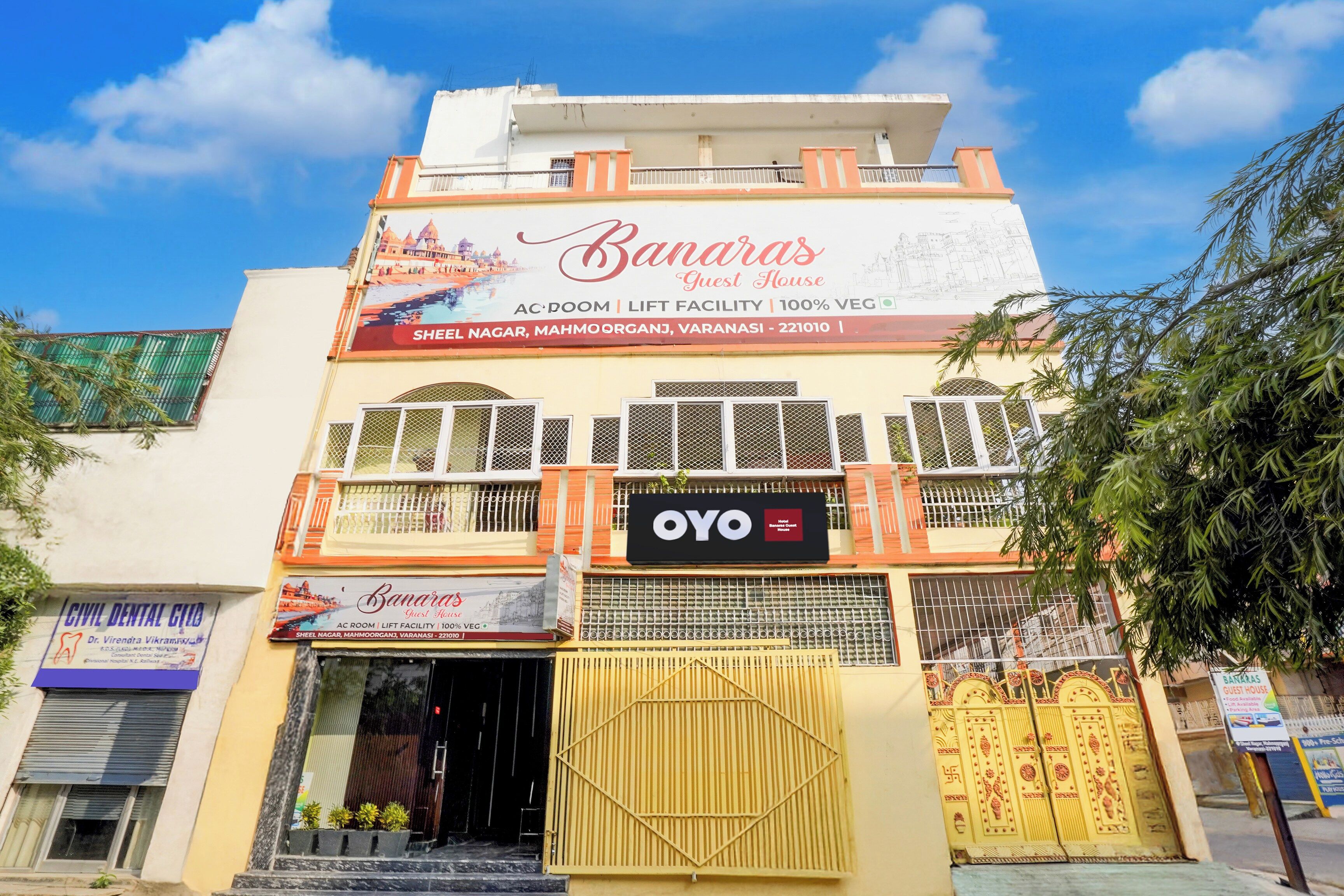 Un immeuble portant une enseigne indiquant « Banaras Guest House » et « OYO Hotel ».