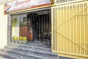 Entrada de hotel con un letrero que indica que es un establecimiento completamente vegetariano.