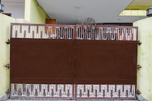 A brown metal gate with a decorative metal pattern. - Hotel O by OYO Shivay Residency (Varanasi)